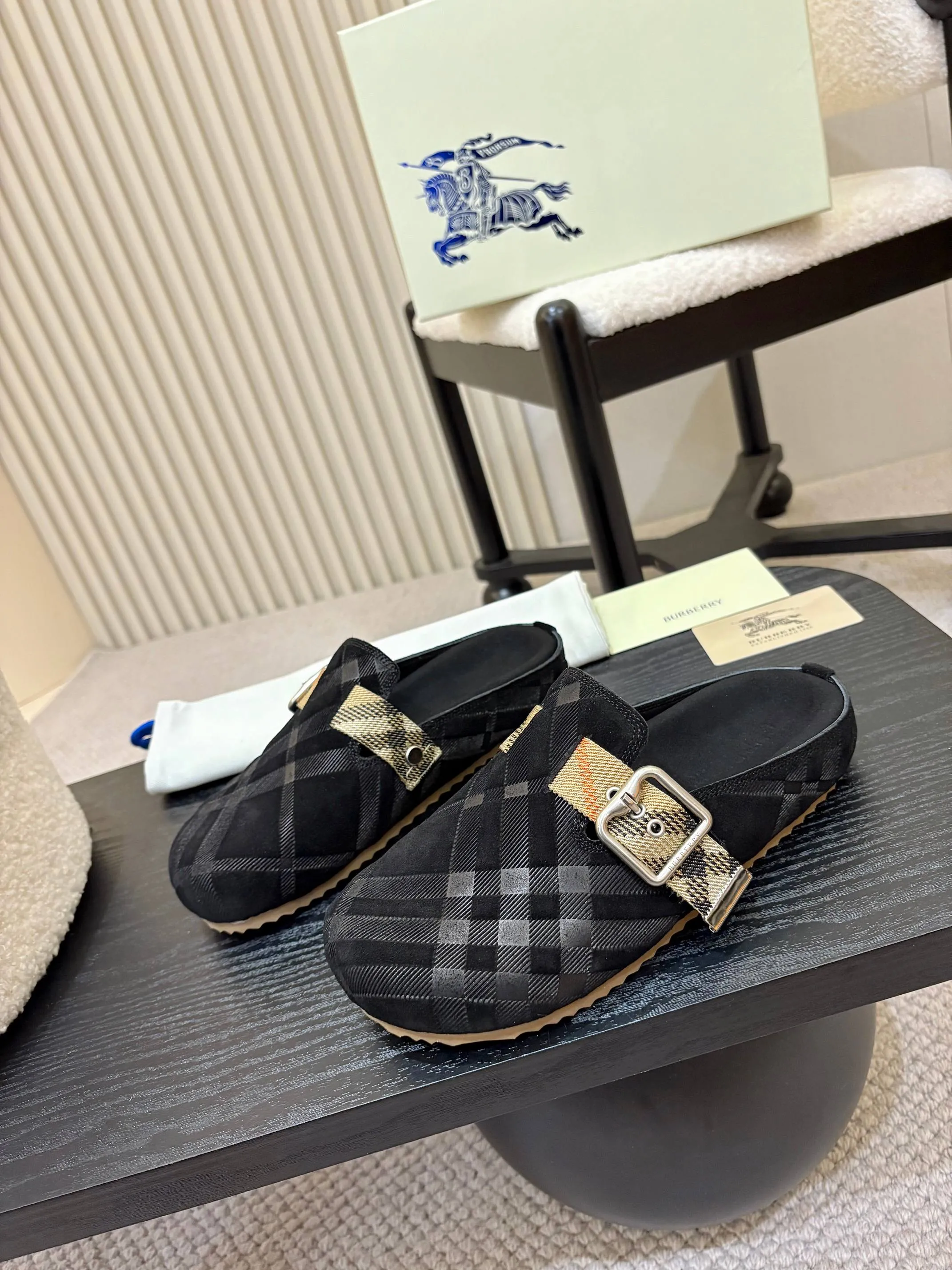 Men's Men's Shoes💰580 Burberry2025's hot-selling Birkenstock slippers are released, made of soft suede fabric and refined in Italian workshops. Featuring an embossed plaid pattern and an embossed sole embellished with the archive brand's logo. Features an adjustable B-shaped buckle strap and is embellished with the signature sand-colored Burberry check in jacquard worsted.   ✅Fabric: suede ✅Lining: silk cowhide ✅Outsole: TPU ✅Color: black, brown, pink, apricot 4 colors available ✅Code number: 35-45 for men and women (35, 45 customized)